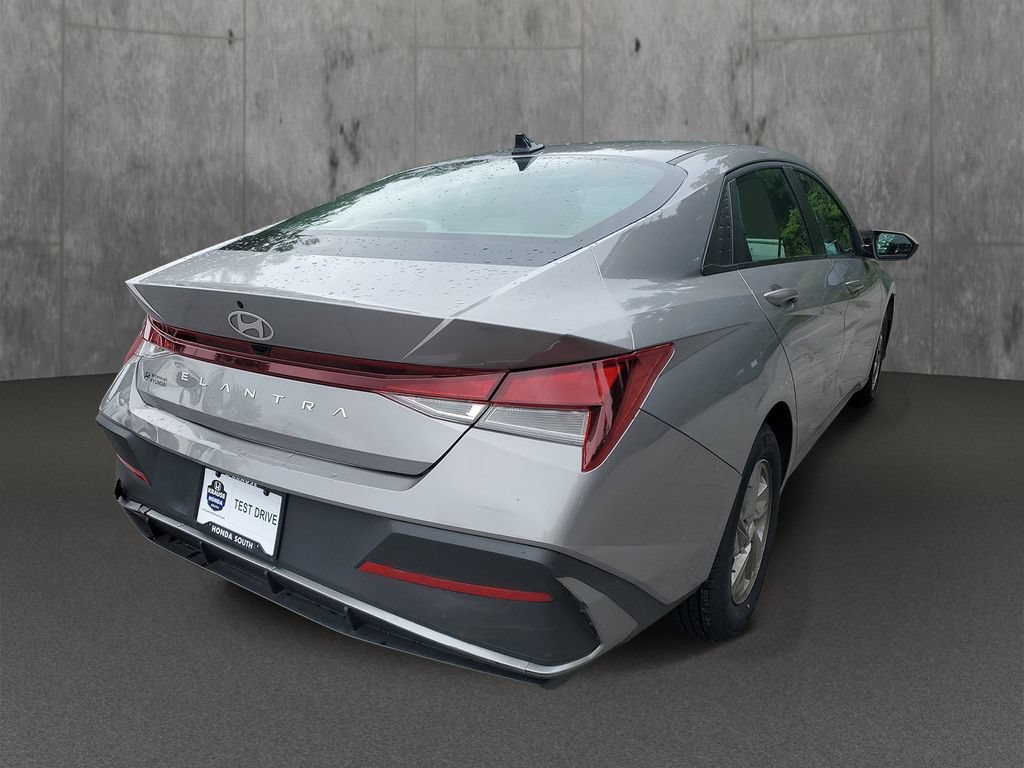 Used 2025 Hyundai Elantra SE FWD image 4