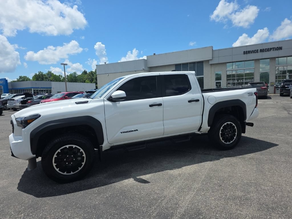 Certified 2025 Toyota Tacoma TRD Off-Road AWD/4WD image 7