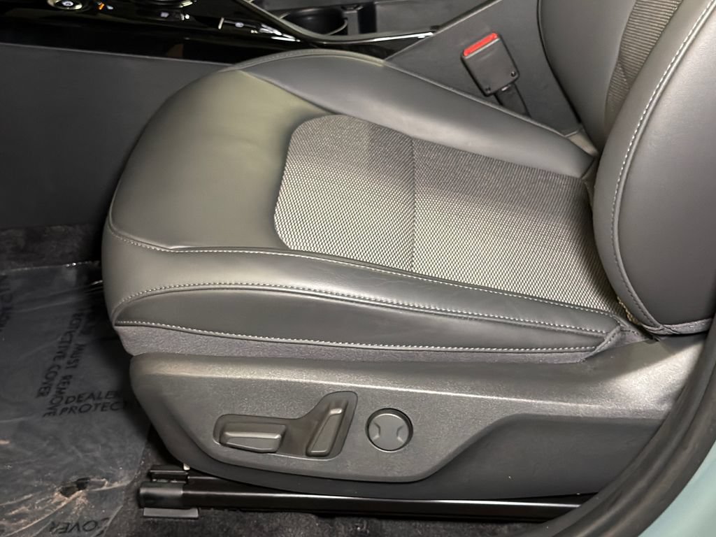 Certified 2024 Kia Niro Wind FWD image 25
