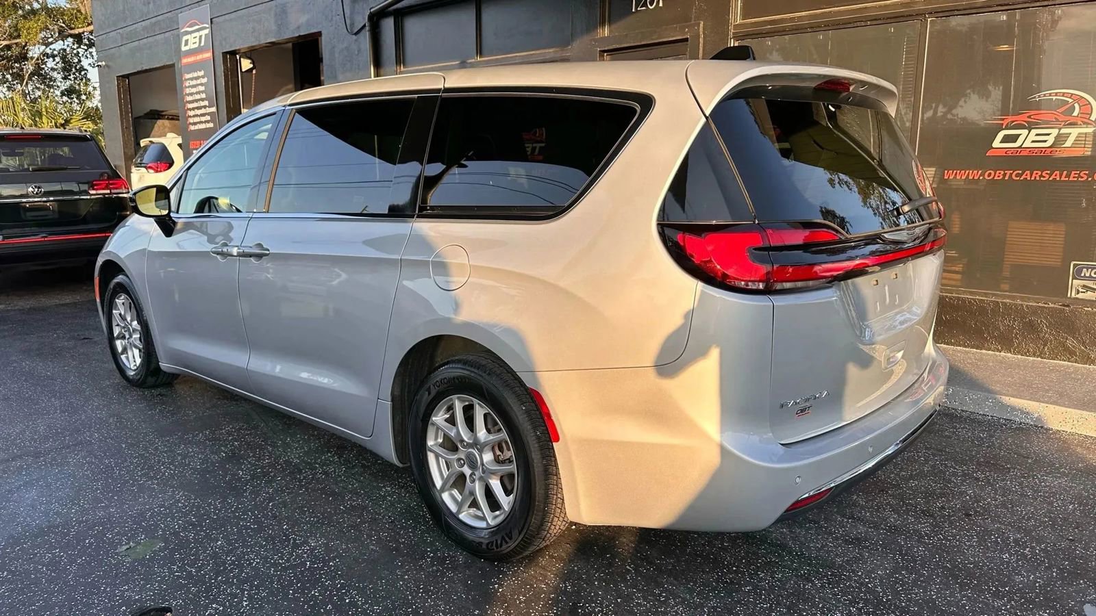 Used 2024 Chrysler Pacifica Touring-L FWD image 3