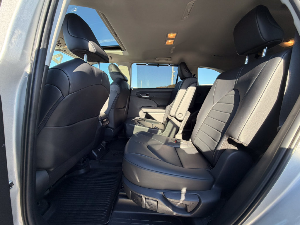 Used 2024 Toyota Highlander XLE FWD image 33