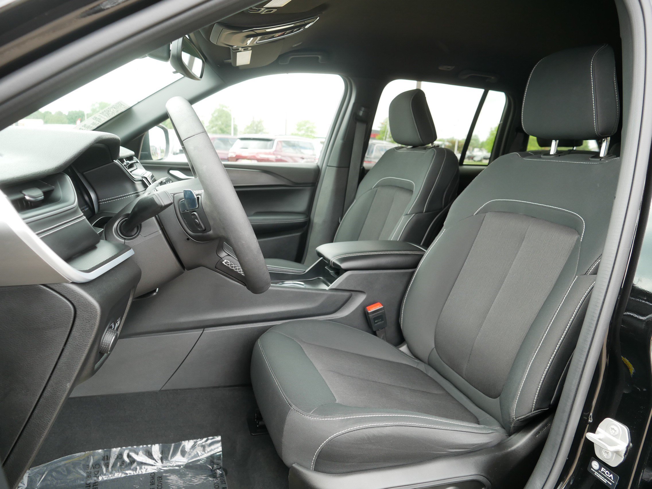 Used 2024 Jeep Grand Cherokee Laredo w/ Luxury Tech Group I AWD/4WD image 34