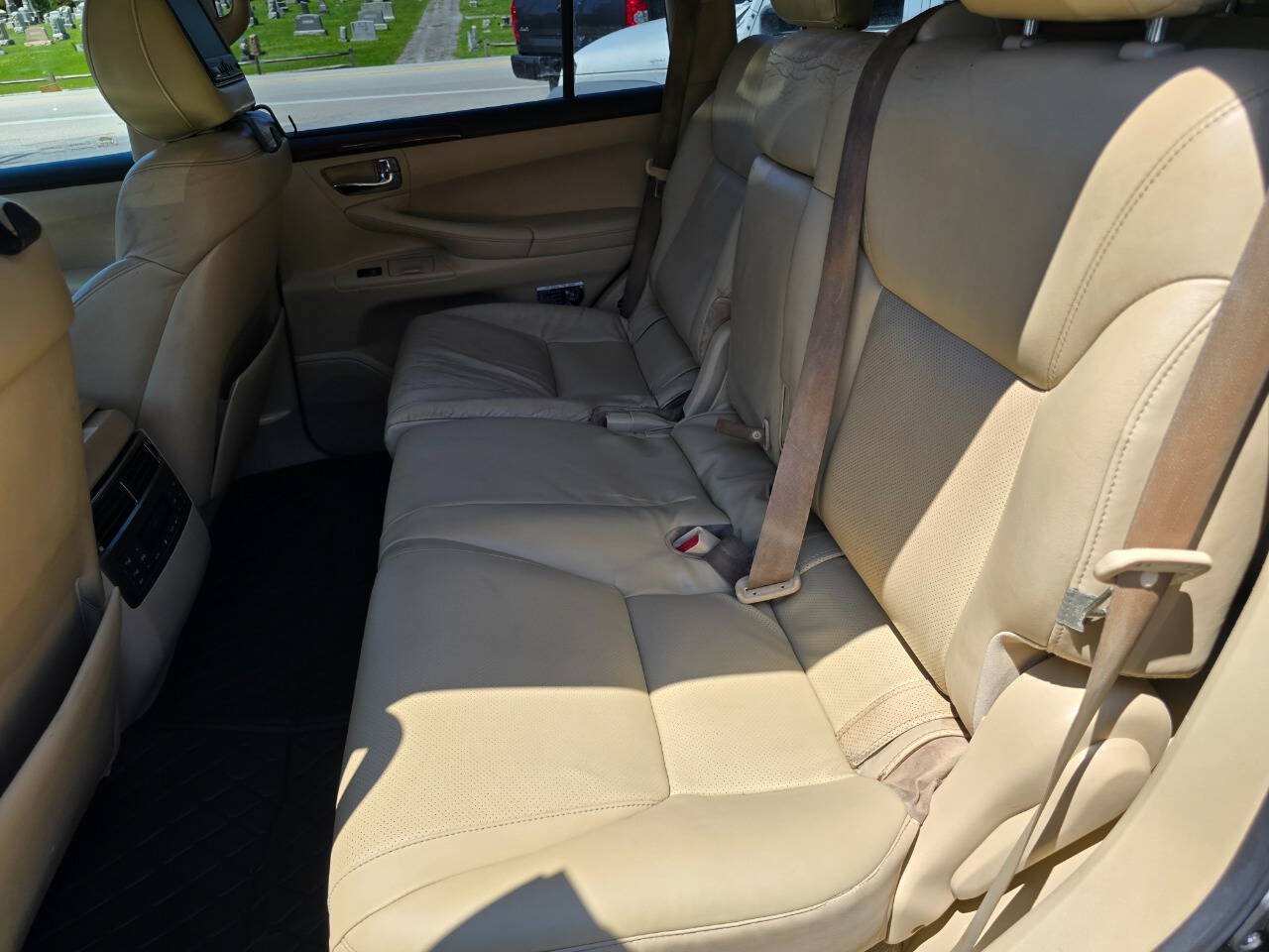 Used 2011 Lexus LX 570 4WD image 21