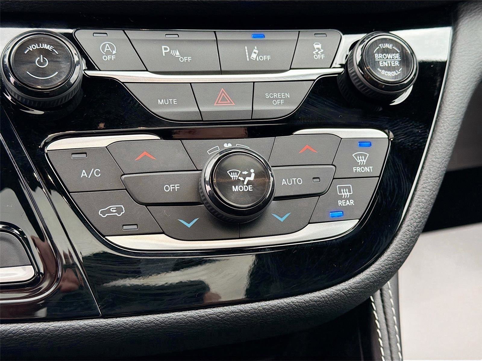 New 2026 Chrysler Pacifica Limited w/ Trailer Tow Group image 16