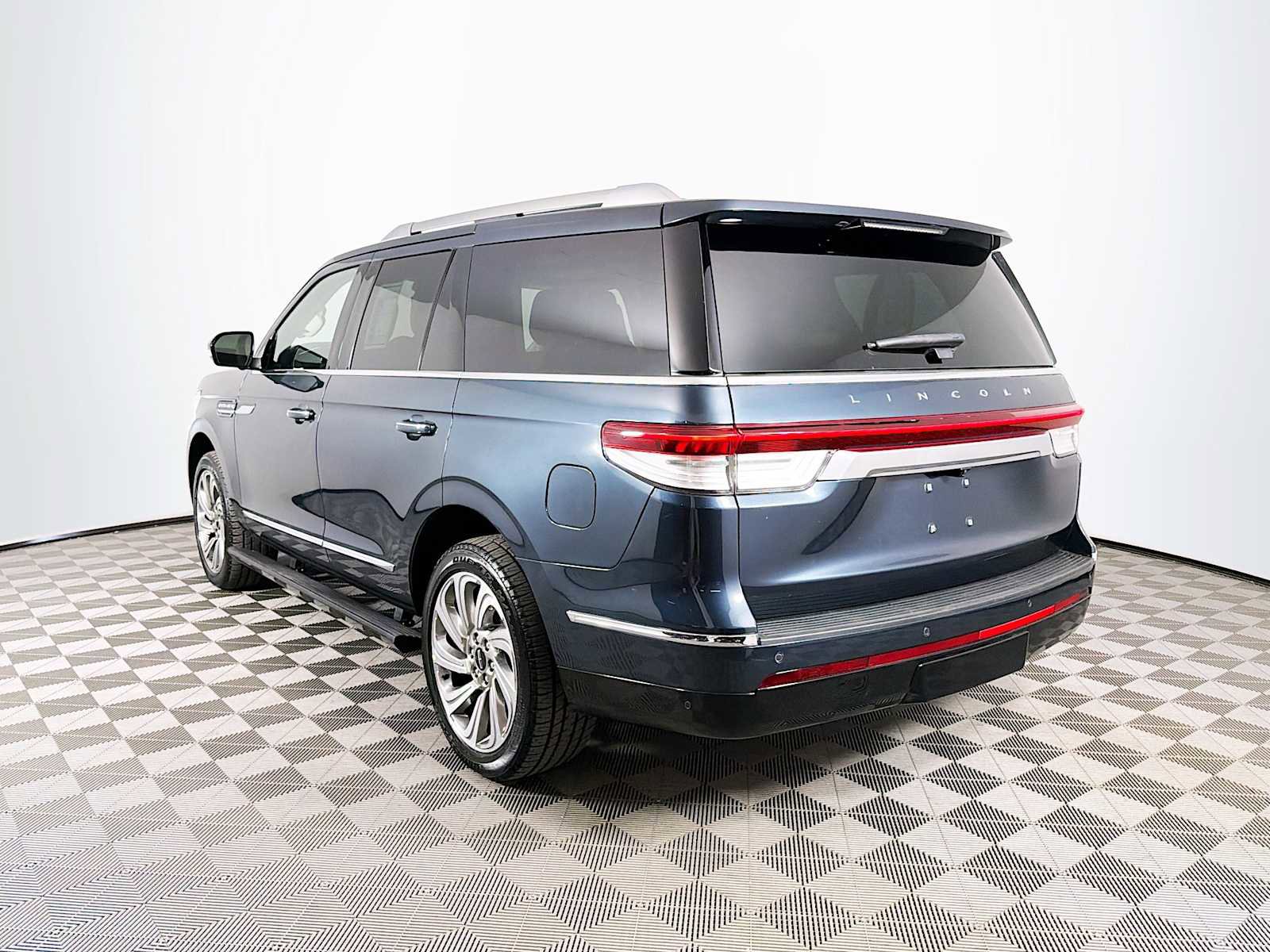 Used 2022 Lincoln Navigator Reserve AWD/4WD image 7