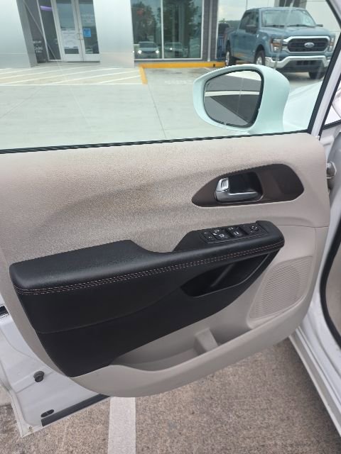 Used 2019 Chrysler Pacifica Touring-L Plus w/ Tire & Wheel Group FWD image 4