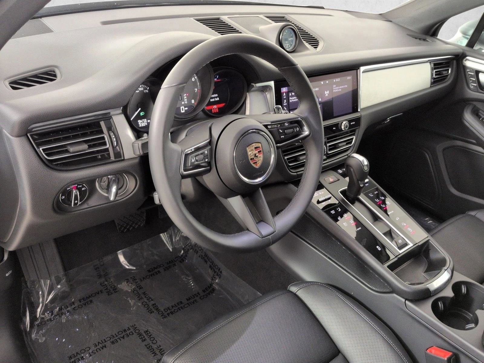 Certified 2025 Porsche Macan AWD/4WD image 4