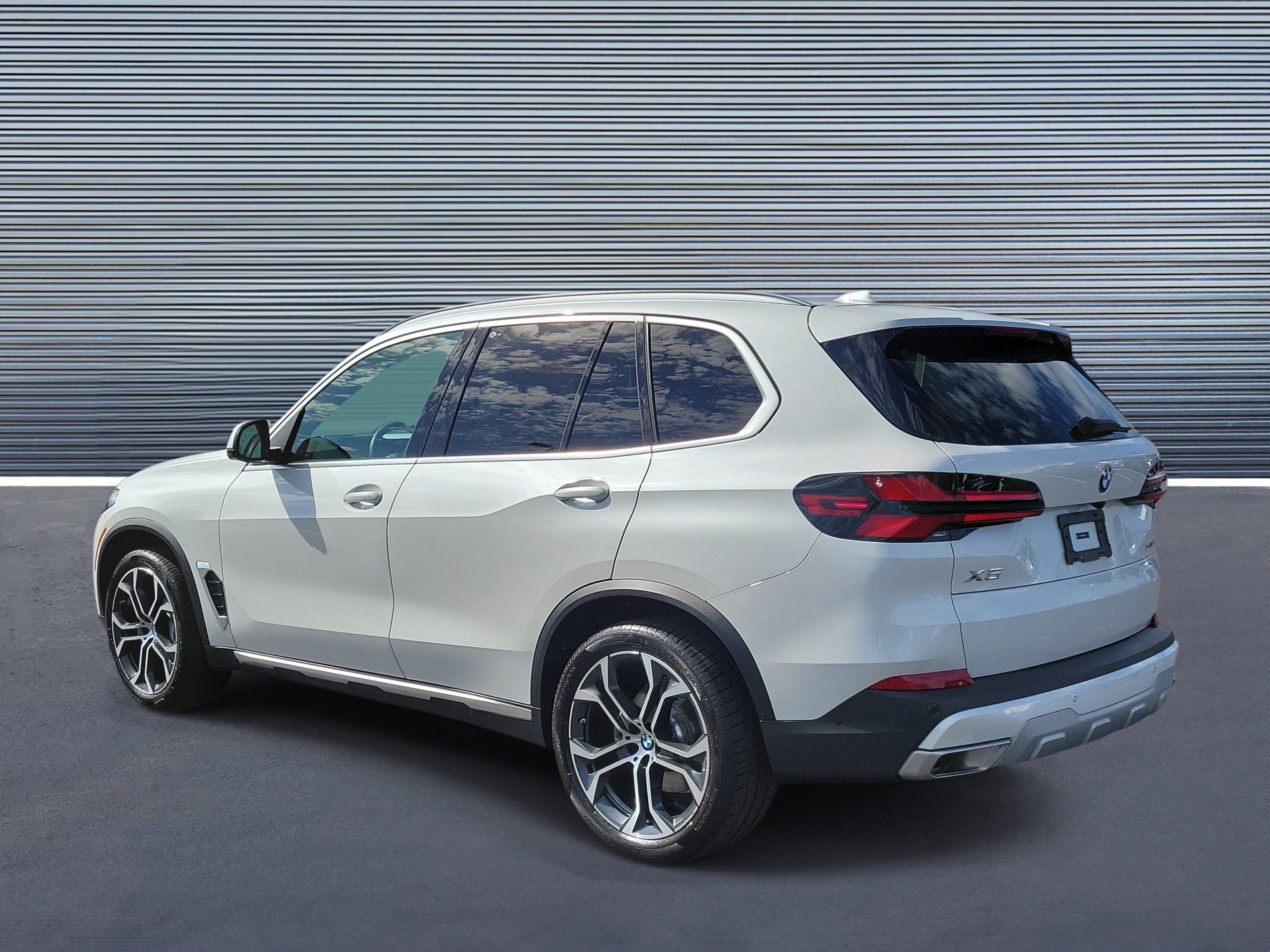 Used 2024 BMW X5 sDrive40i w/ Premium Package image 4