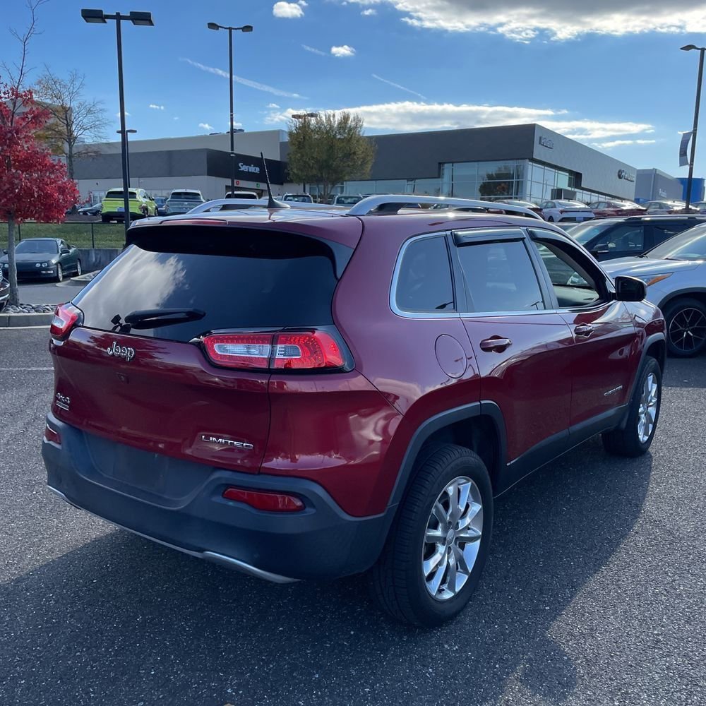 Used 2017 Jeep Cherokee Limited image 3