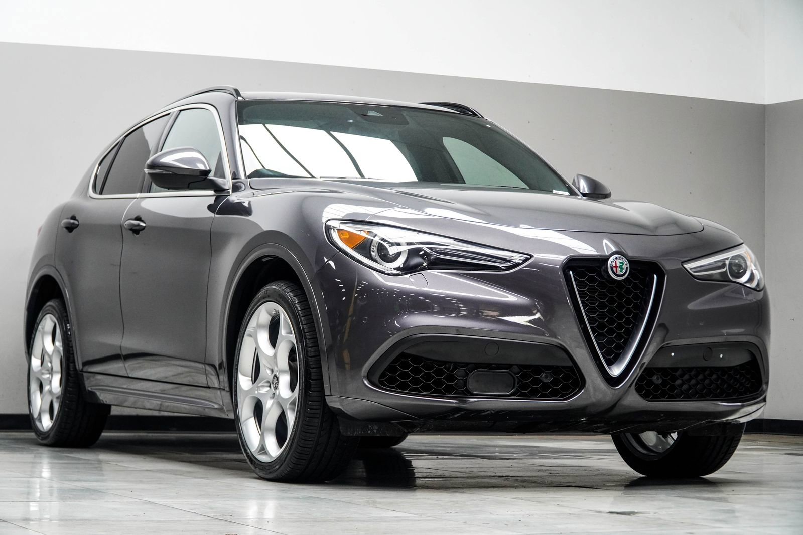 Used 2023 Alfa Romeo Stelvio Ti Lusso w/ Quick Order Package 22X Lusso image 4