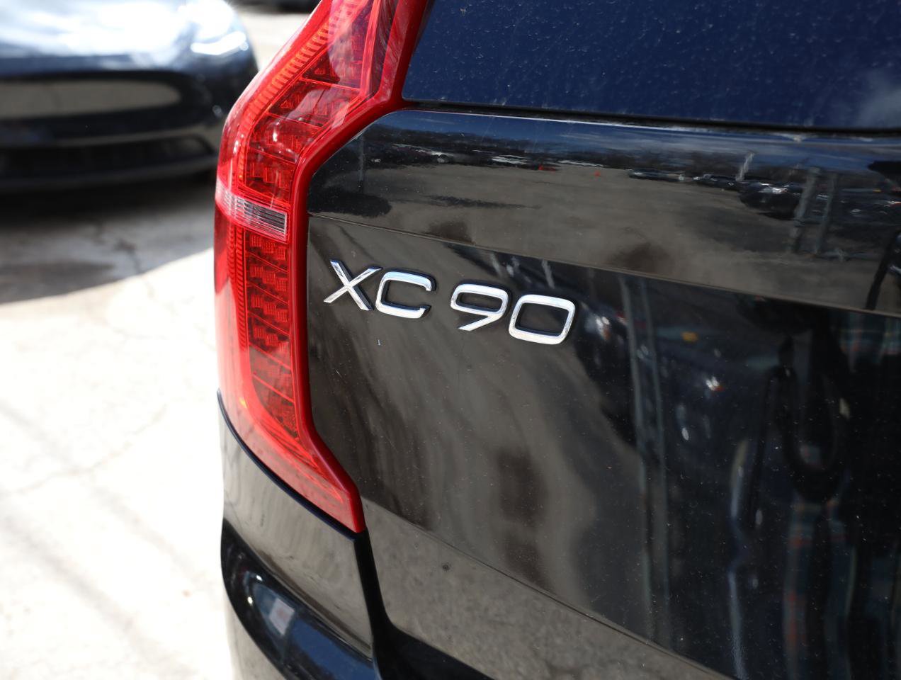 Used 2017 Volvo XC90 T6 R-Design w/ Vision Package AWD/4WD image 9