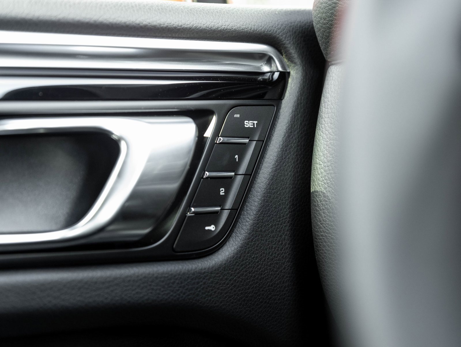 Certified 2025 Porsche Macan image 18