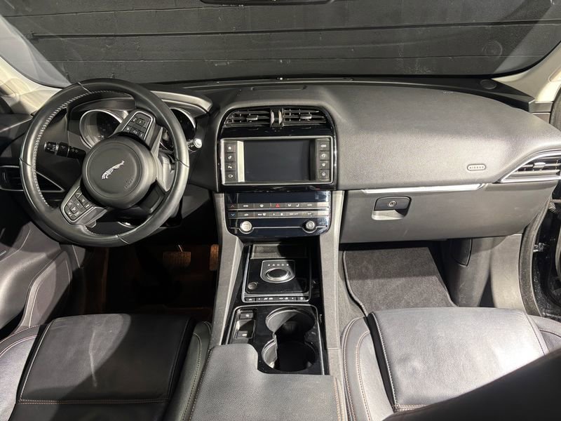 Used 2017 Jaguar F-PACE Prestige image 10