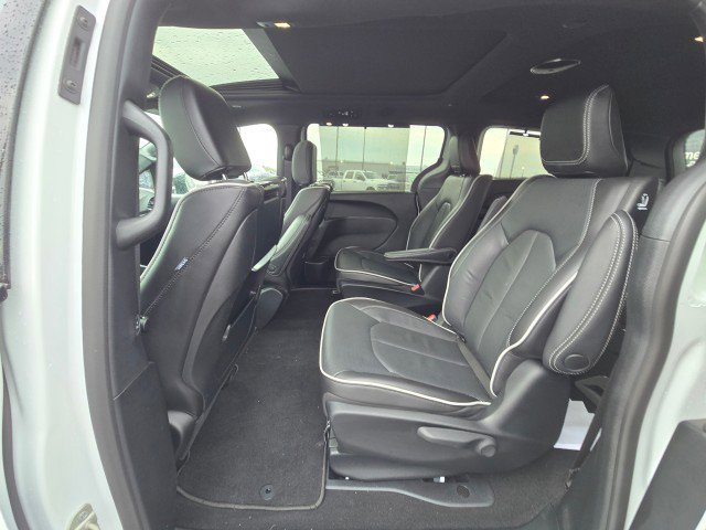 Used 2023 Chrysler Pacifica Limited w/ Uconnect Theater Family Group image 18
