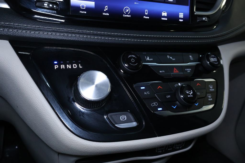 Used 2023 Chrysler Pacifica Touring-L image 34