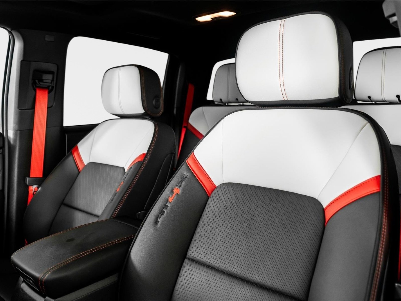 Used 2025 GMC Canyon AT4 w/ AT4X Package image 3