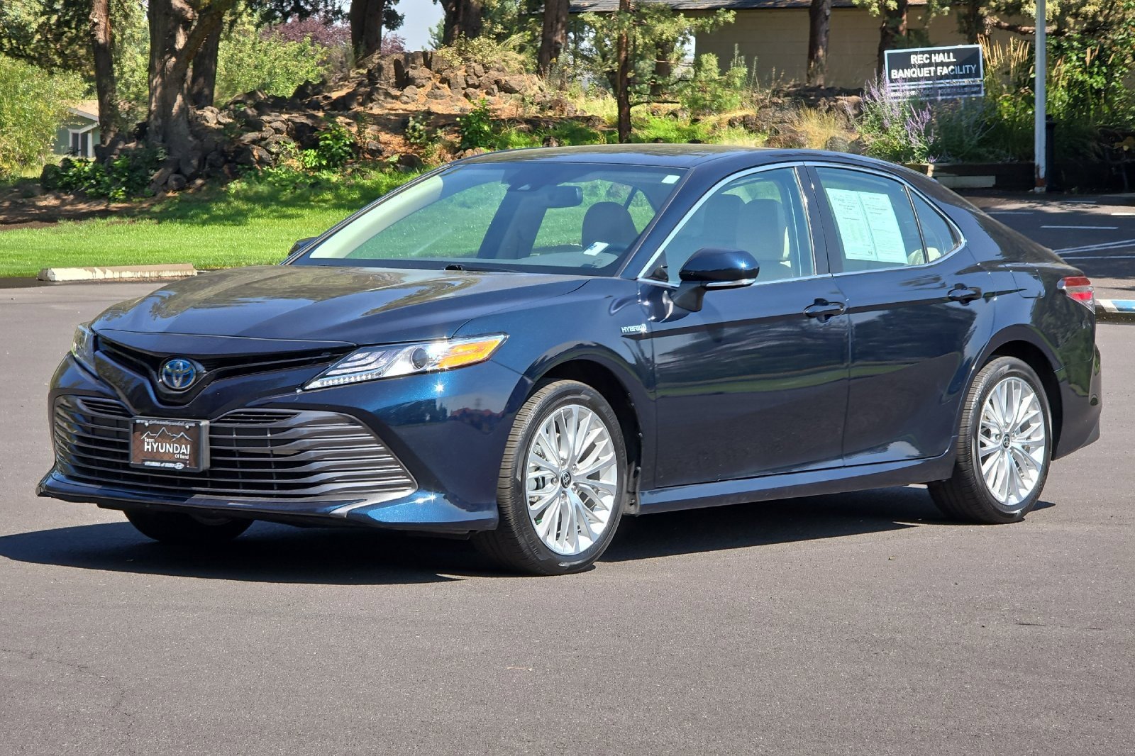 Used 2020 Toyota Camry XLE image 7
