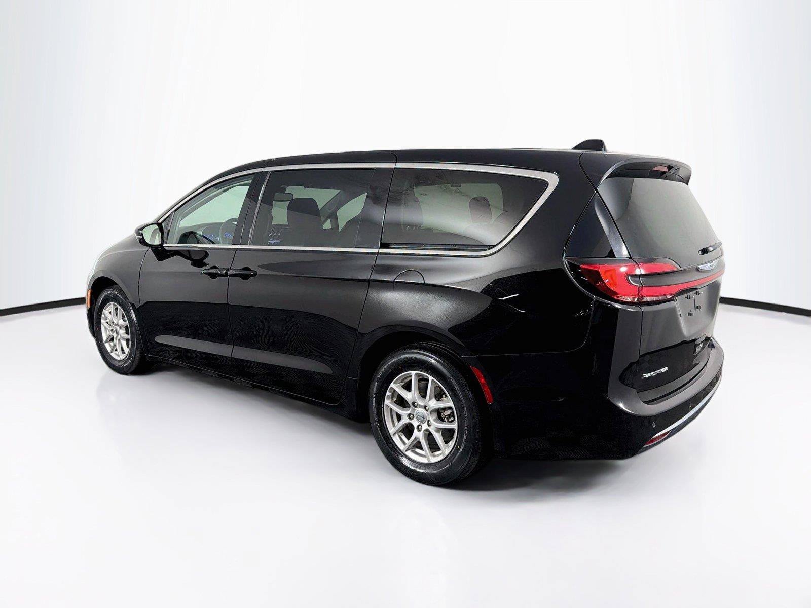 Used 2024 Chrysler Pacifica Touring-L FWD image 9