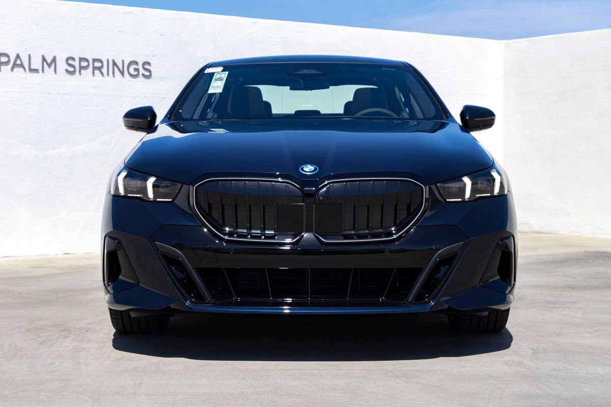 New 2026 BMW 550e xDrive w/ Premium Package AWD/4WD image 4