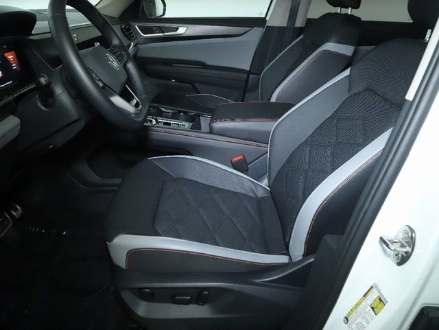 Used 2025 Volkswagen Atlas Peak Edition SE AWD/4WD image 21