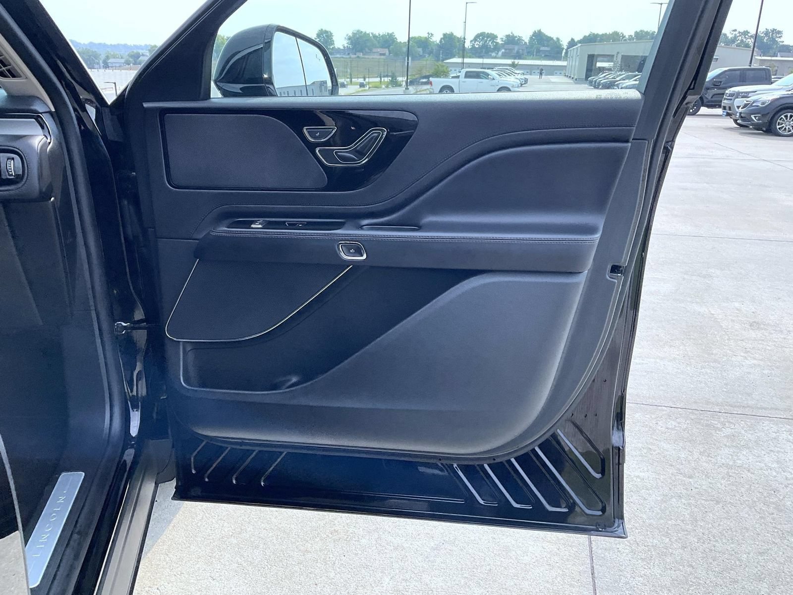 Certified 2023 Lincoln Aviator AWD image 17