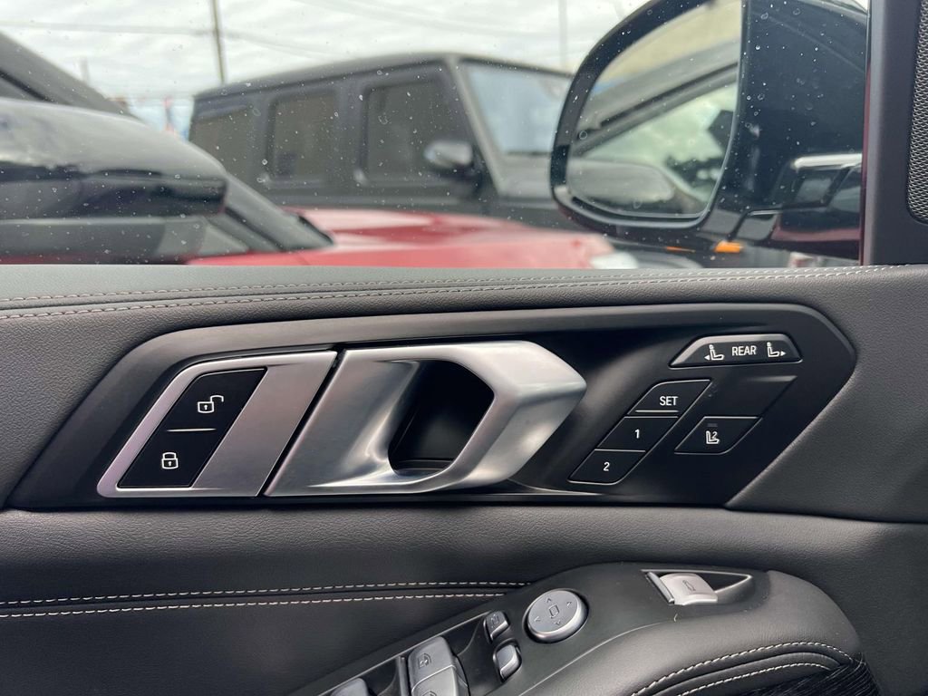 Used 2024 BMW X7 xDrive40i w/ M Sport Package image 17