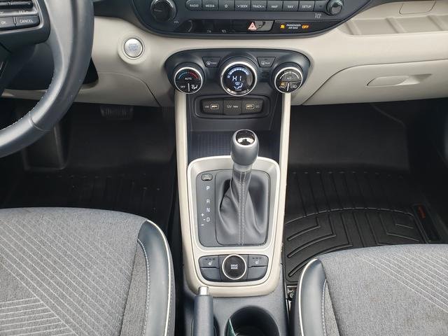 Used 2022 Hyundai Venue Limited image 16