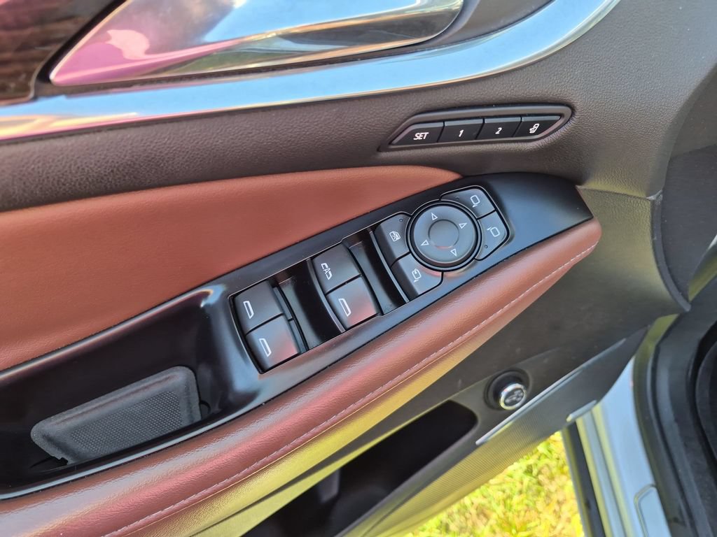 Used 2019 Buick Enclave Avenir FWD image 11