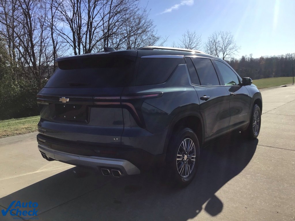 Used 2024 Chevrolet Traverse LT image 3