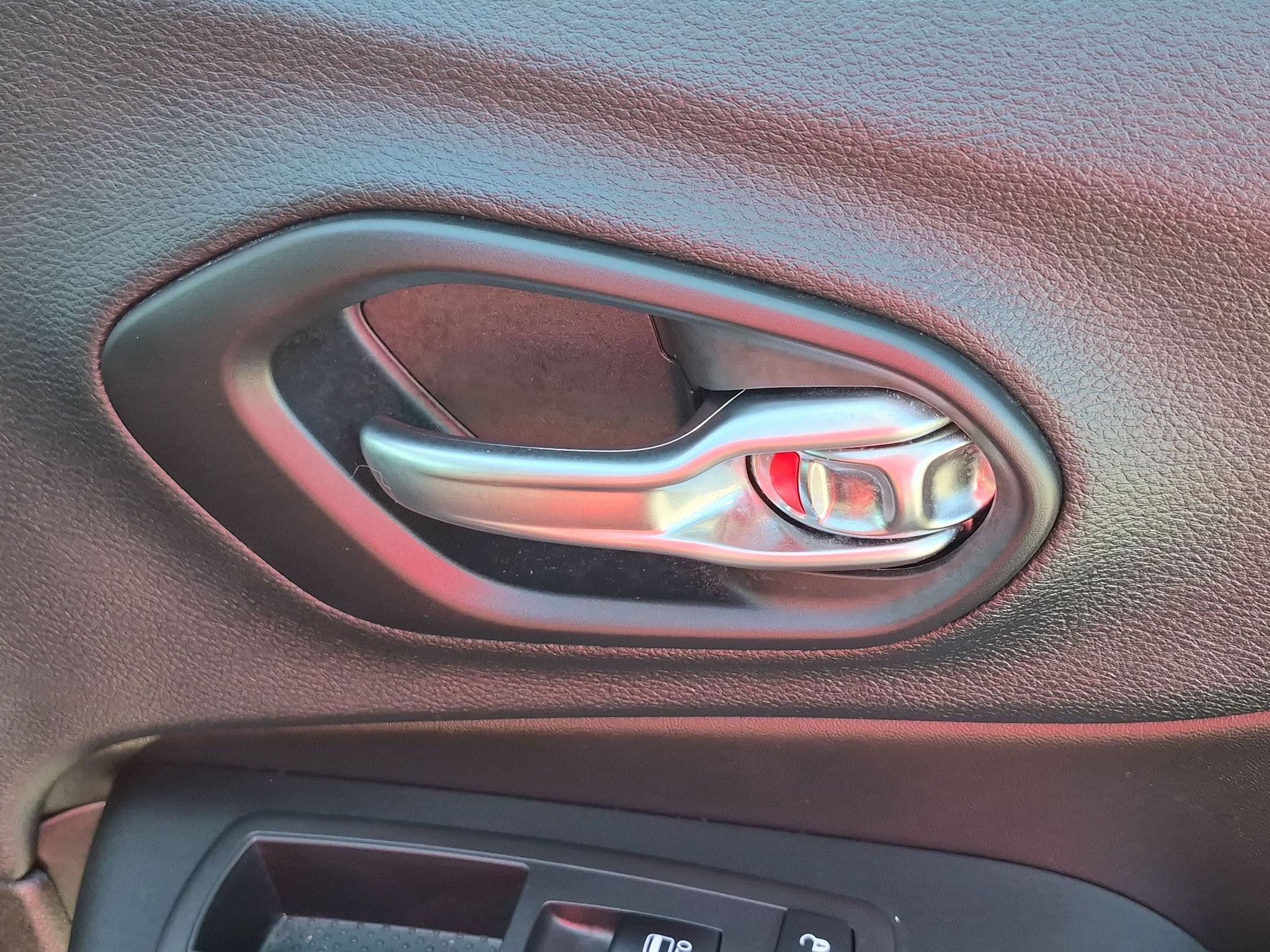 Used 2019 Jeep Cherokee Latitude Plus w/ Comfort/Convenience Group FWD image 33