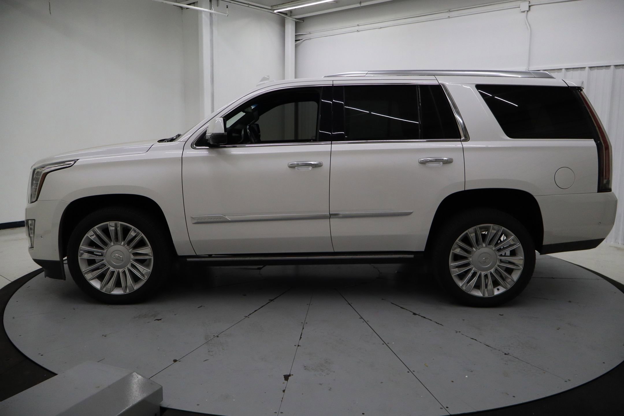 Used 2020 Cadillac Escalade Platinum image 9