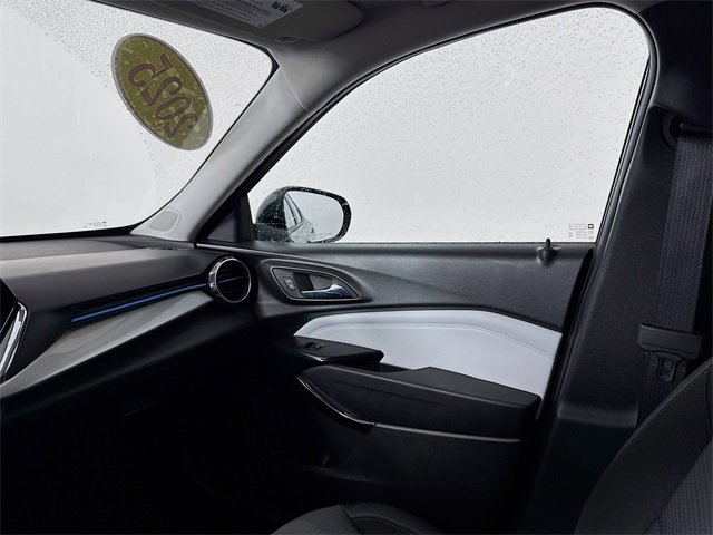 Used 2025 Chevrolet Trax LT w/ LT Convenience Package image 23