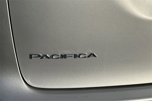 Used 2024 Chrysler Pacifica Touring-L image 35