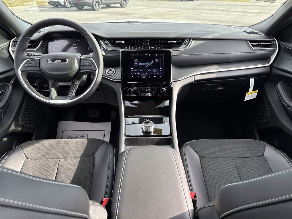 New 2025 Jeep Grand Cherokee Altitude image 24