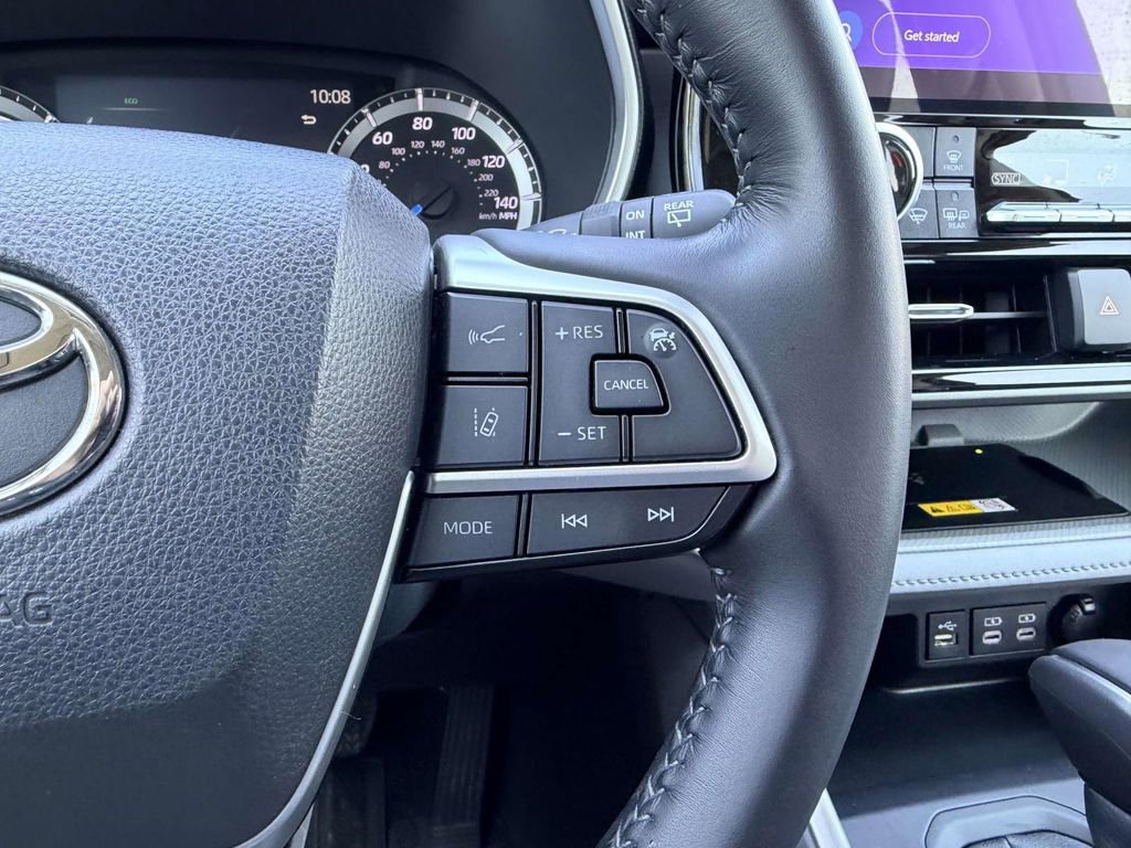 Used 2023 Toyota Highlander XLE image 7