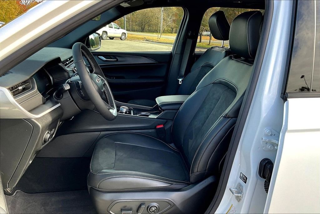 New 2025 Jeep Grand Cherokee 4WD image 9