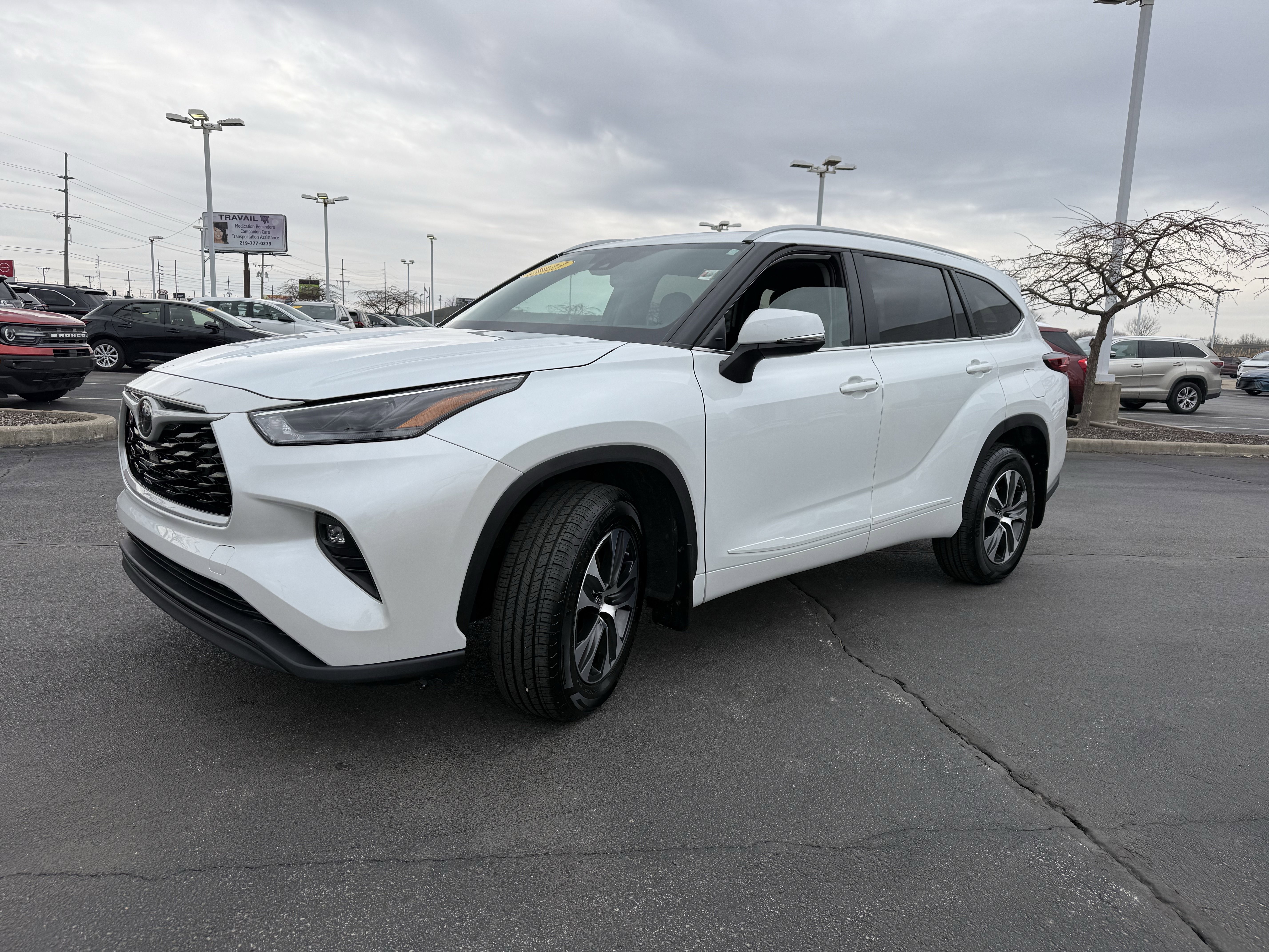 Used 2023 Toyota Highlander XLE image 4