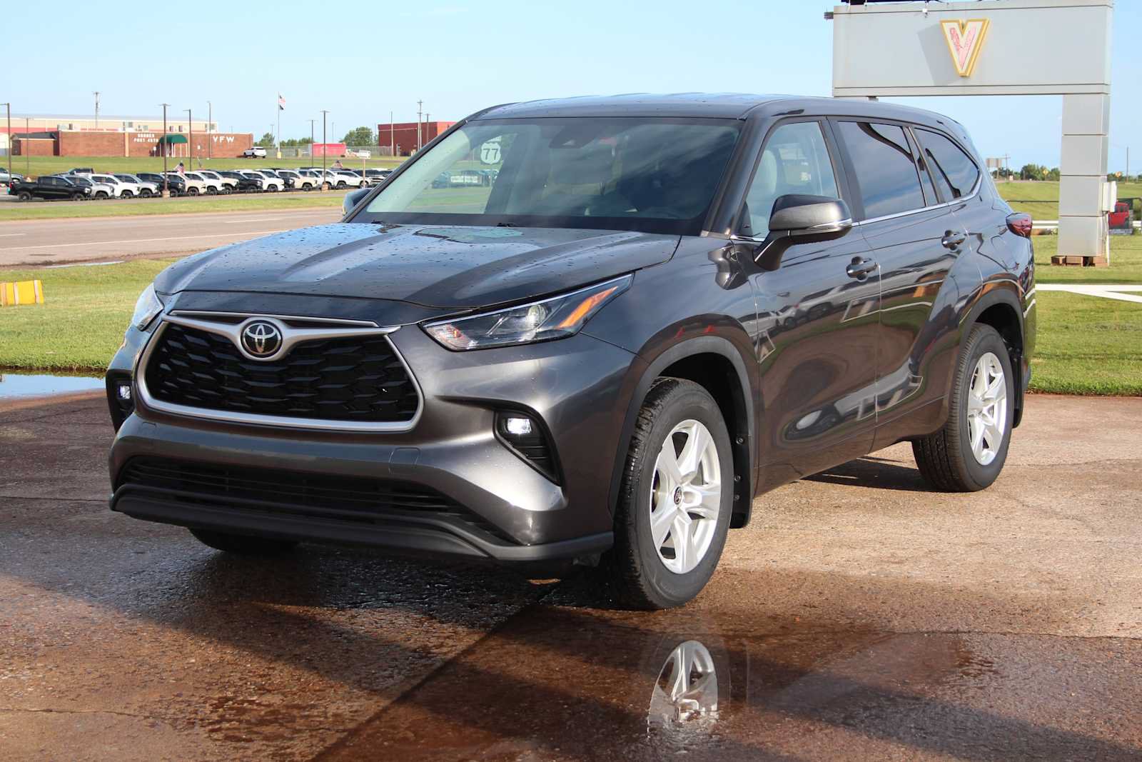 Used 2023 Toyota Highlander LE AWD/4WD image 4