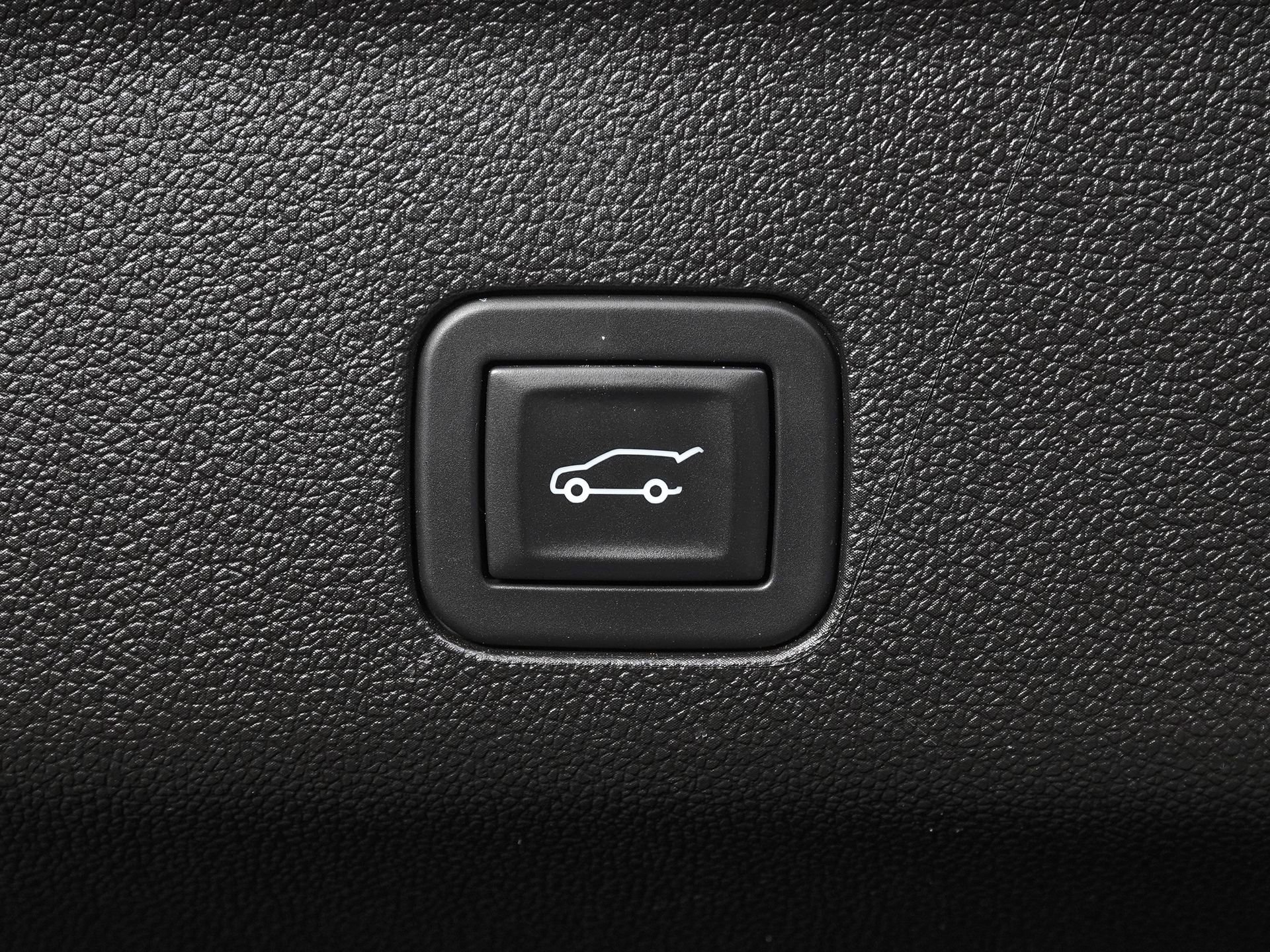 Used 2025 GMC Yukon Denali Ultimate w/ LPO, Floor Liner Package AWD/4WD image 13
