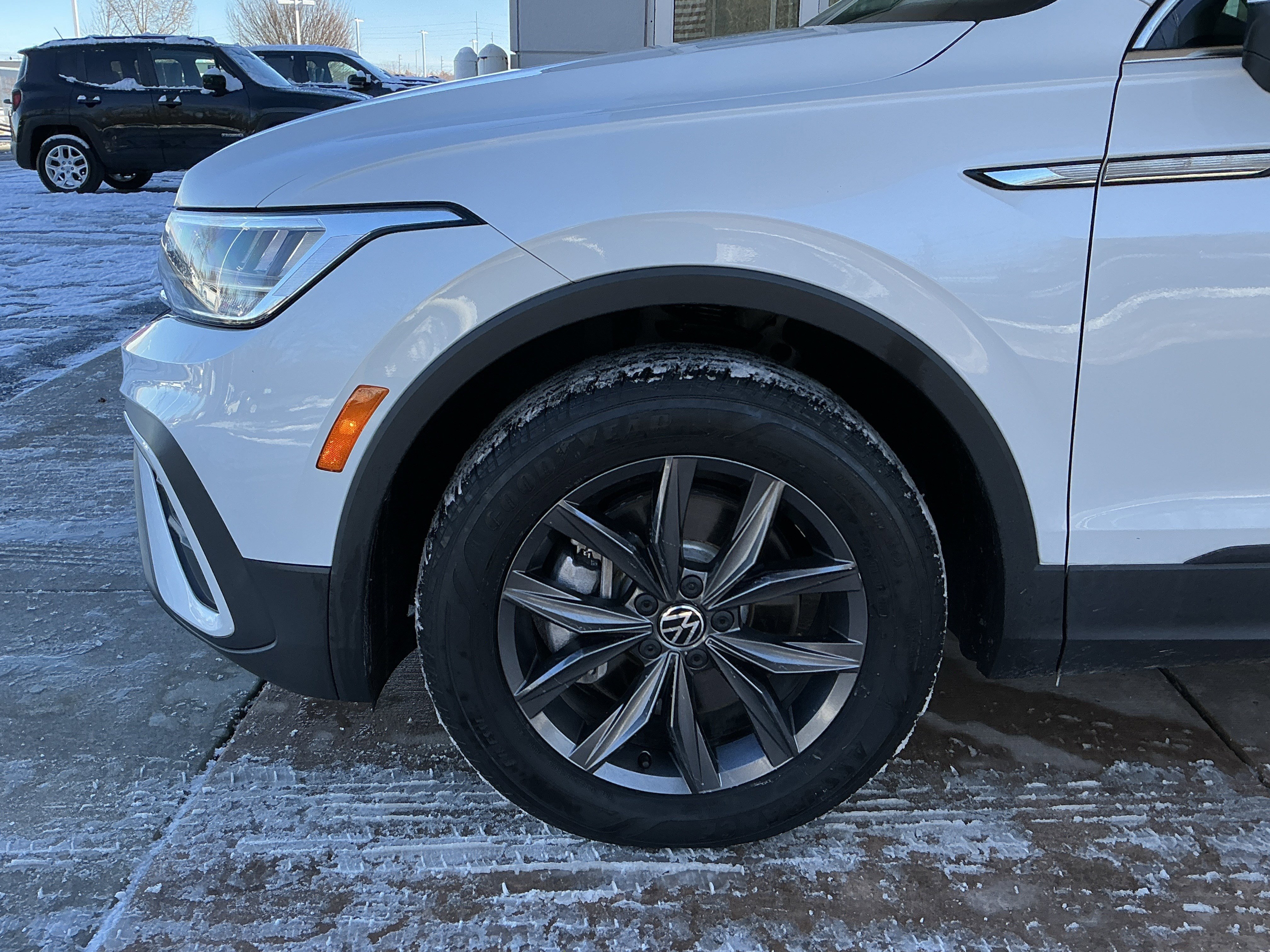 Used 2023 Volkswagen Tiguan SE image 25