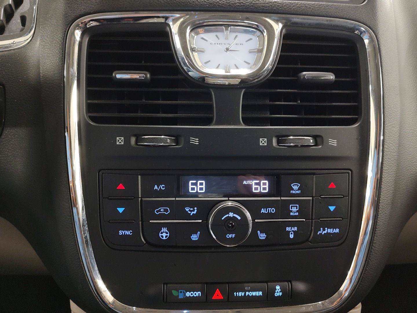 Used 2014 Chrysler Town & Country Touring-L w/ Trailer Tow Group FWD image 10