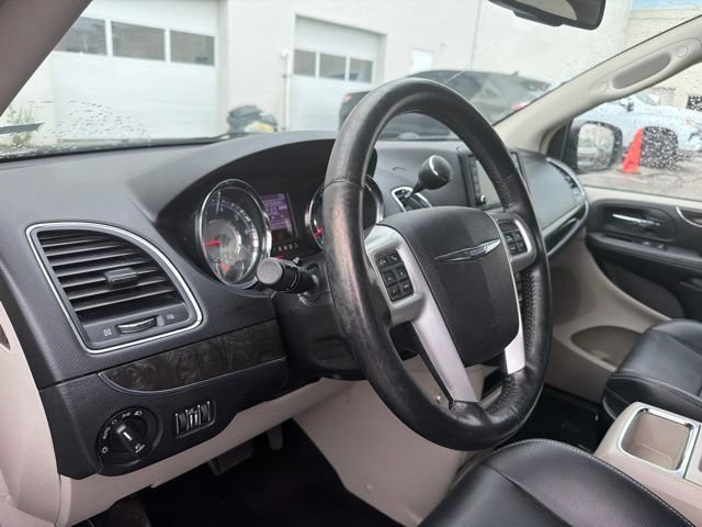 Used 2014 Chrysler Town & Country Touring w/ Driver Convenience Group FWD image 16
