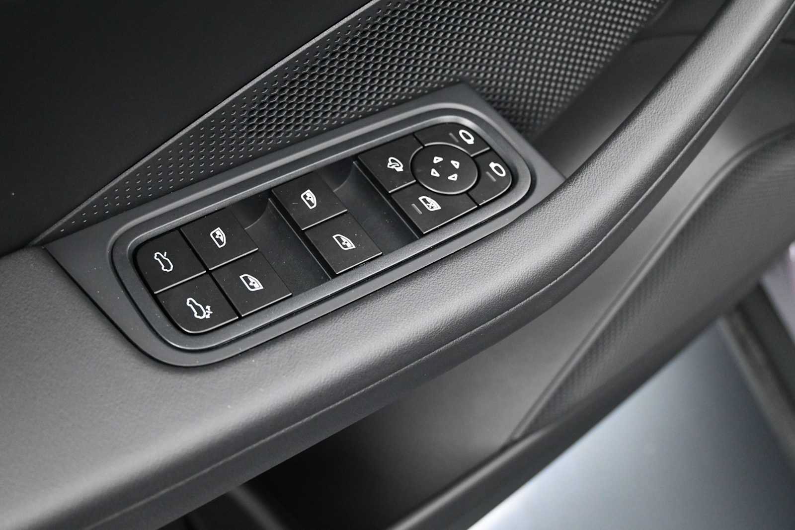 New 2026 Porsche Macan 4 Electric AWD/4WD image 8
