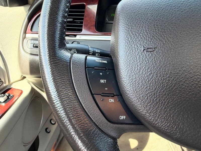 Used 2005 Lincoln Town Car Signature Limited image 12