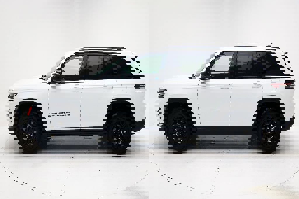 Used 2025 Jeep Grand Cherokee Altitude AWD/4WD image 5