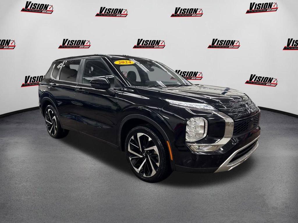 Used 2024 Mitsubishi Outlander SE image 3