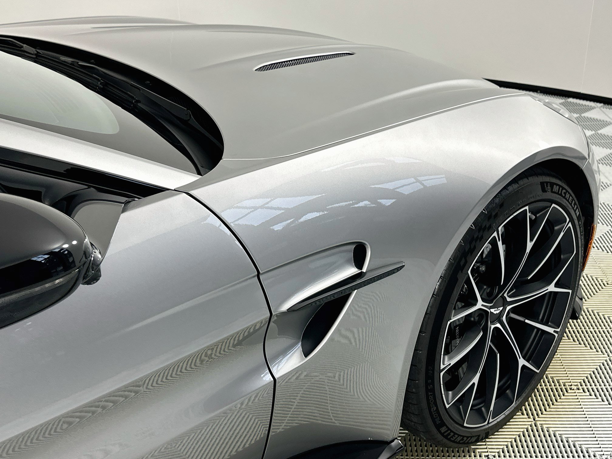 Used 2026 Aston Martin V8 Vantage Coupe RWD image 9