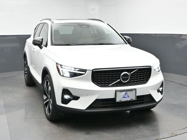 Used 2023 Volvo XC40 B5 Plus w/ Driver Assist Package AWD/4WD image 2
