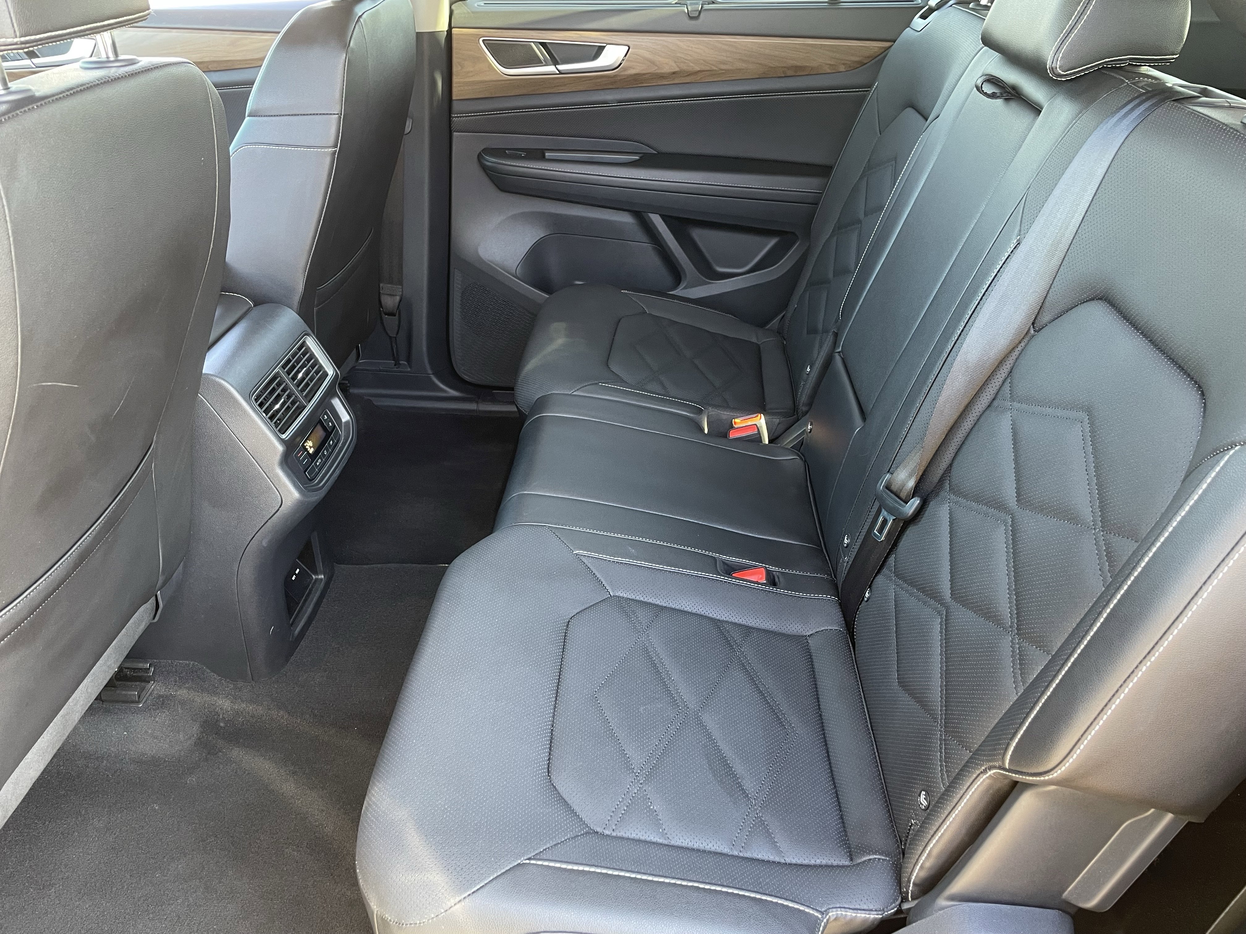 Used 2025 Volkswagen Atlas SE image 16