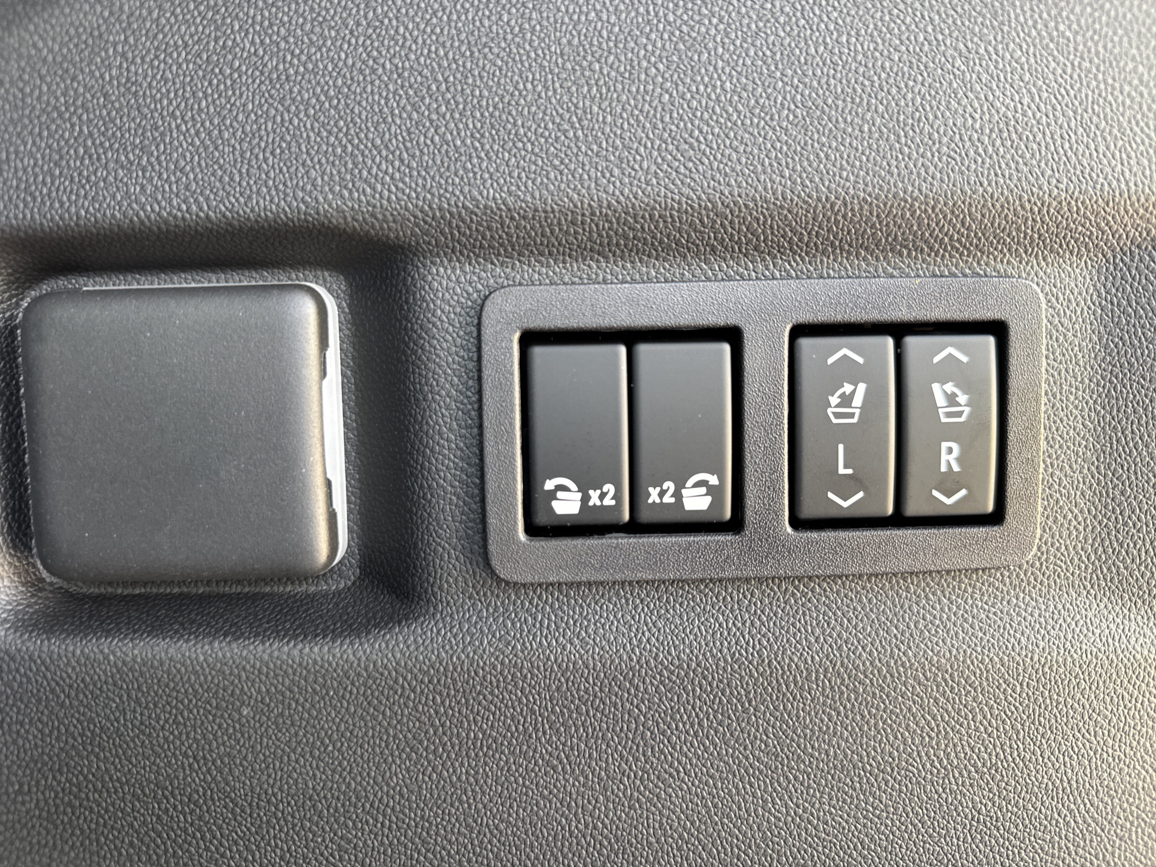 New 2026 GMC Yukon Elevation AWD/4WD image 32